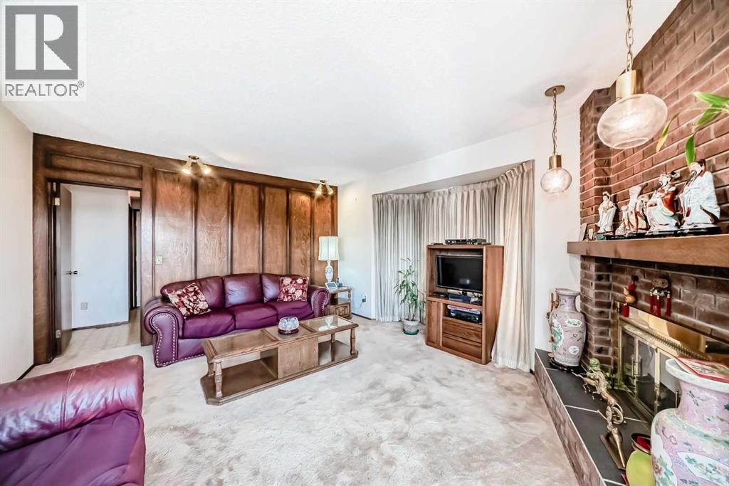 Single Family House for Sale in  Edgeland Bay NW Edgemont Calgary 