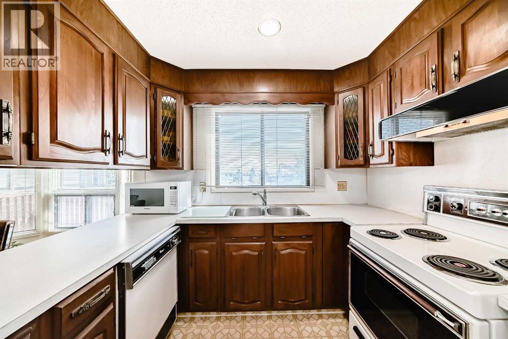 Single Family House for Sale in  Edgeland Bay NW Edgemont Calgary 