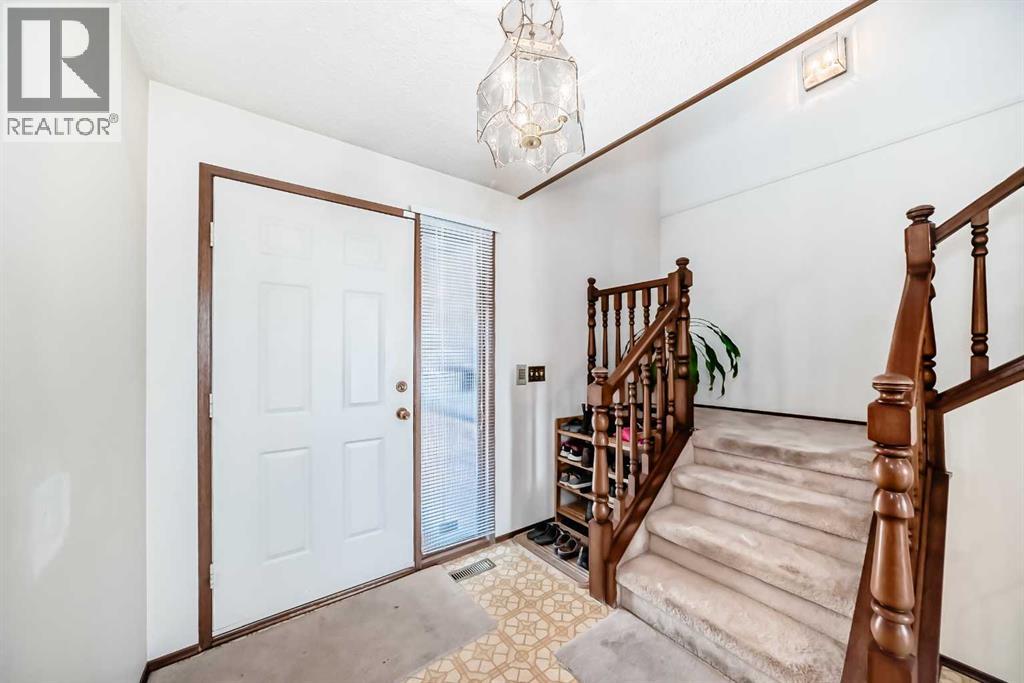 Single Family House for Sale in  Edgeland Bay NW Edgemont Calgary 