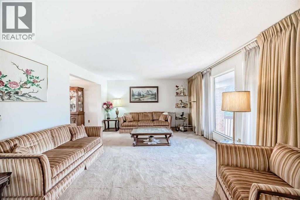 Single Family House for Sale in  Edgeland Bay NW Edgemont Calgary 