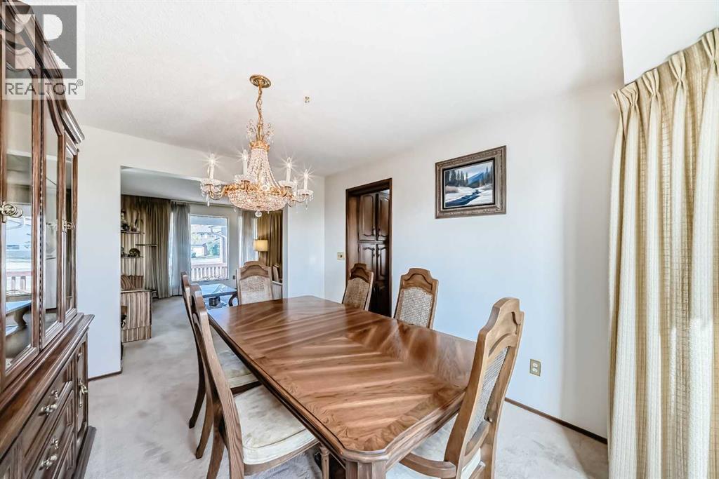 Single Family House for Sale in  Edgeland Bay NW Edgemont Calgary 