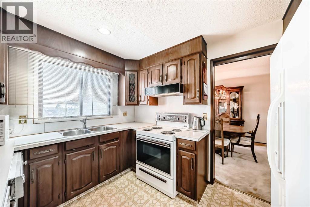 Single Family House for Sale in  Edgeland Bay NW Edgemont Calgary 