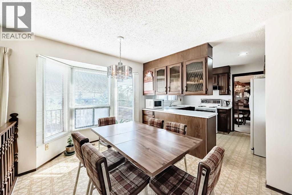 Single Family House for Sale in  Edgeland Bay NW Edgemont Calgary 