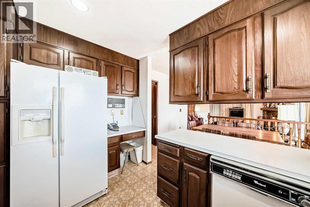 Single Family House for Sale in  Edgeland Bay NW Edgemont Calgary 