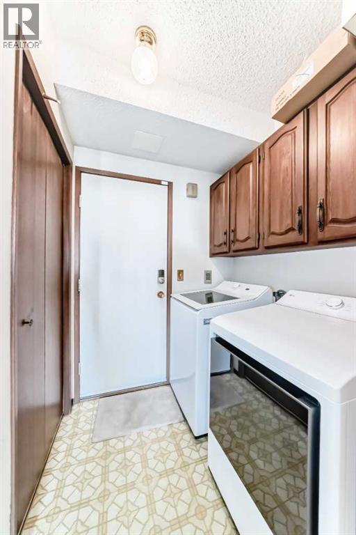 Single Family House for Sale in  Edgeland Bay NW Edgemont Calgary 