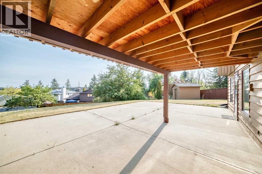 Single Family House for Sale in  Edgeland Bay NW Edgemont Calgary 