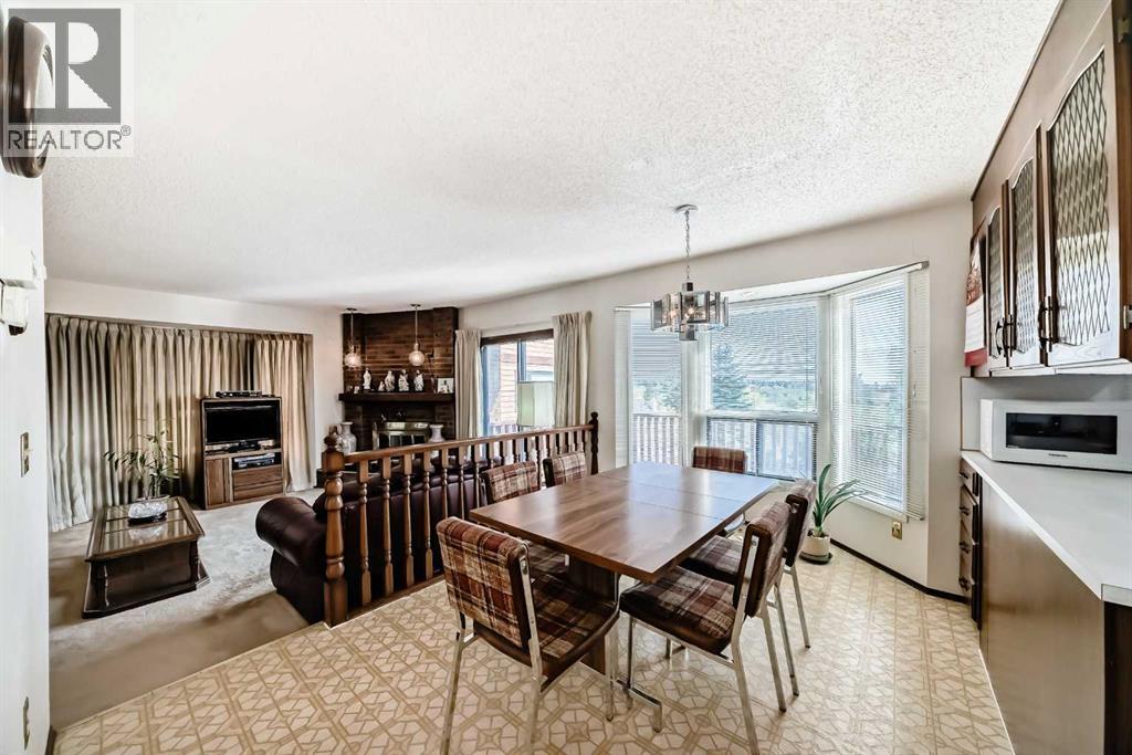 Single Family House for Sale in  Edgeland Bay NW Edgemont Calgary 