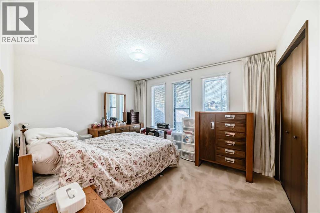 Single Family House for Sale in  Edgeland Bay NW Edgemont Calgary 