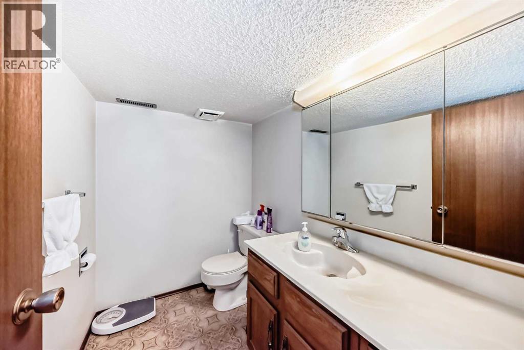 Single Family House for Sale in  Edgeland Bay NW Edgemont Calgary 