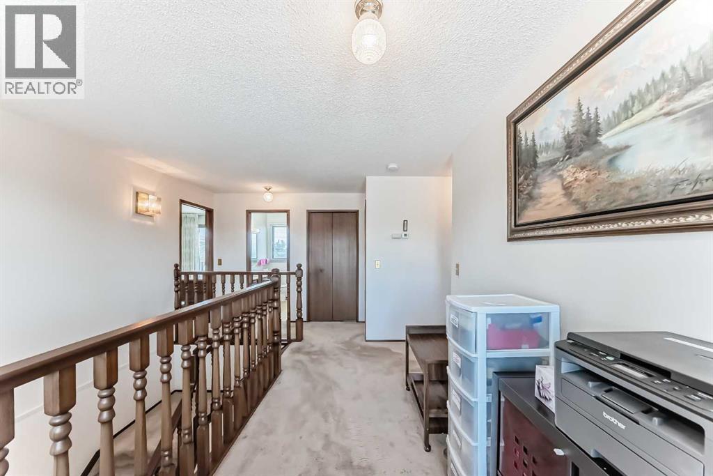 Single Family House for Sale in  Edgeland Bay NW Edgemont Calgary 