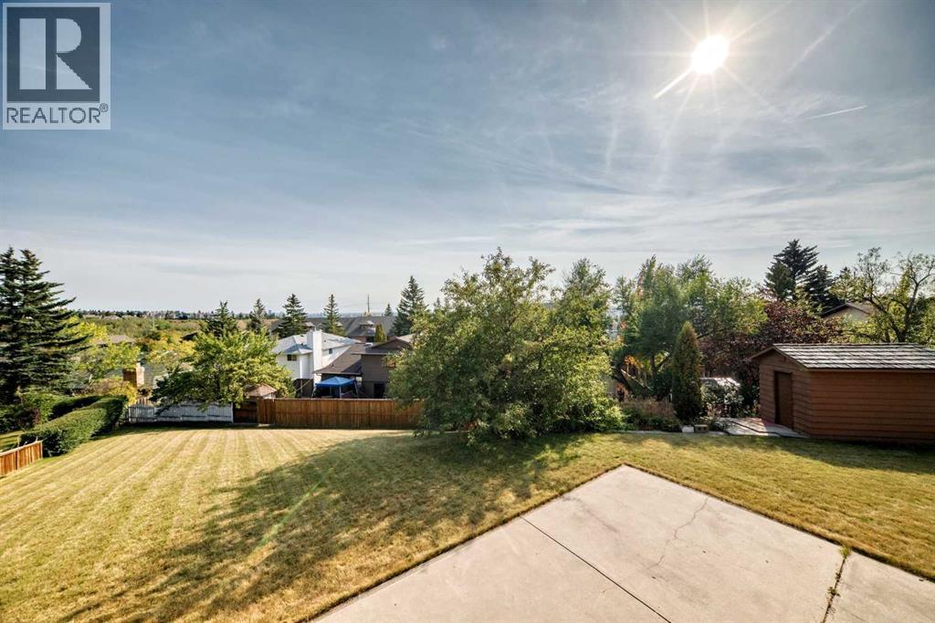 Single Family House for Sale in  Edgeland Bay NW Edgemont Calgary 