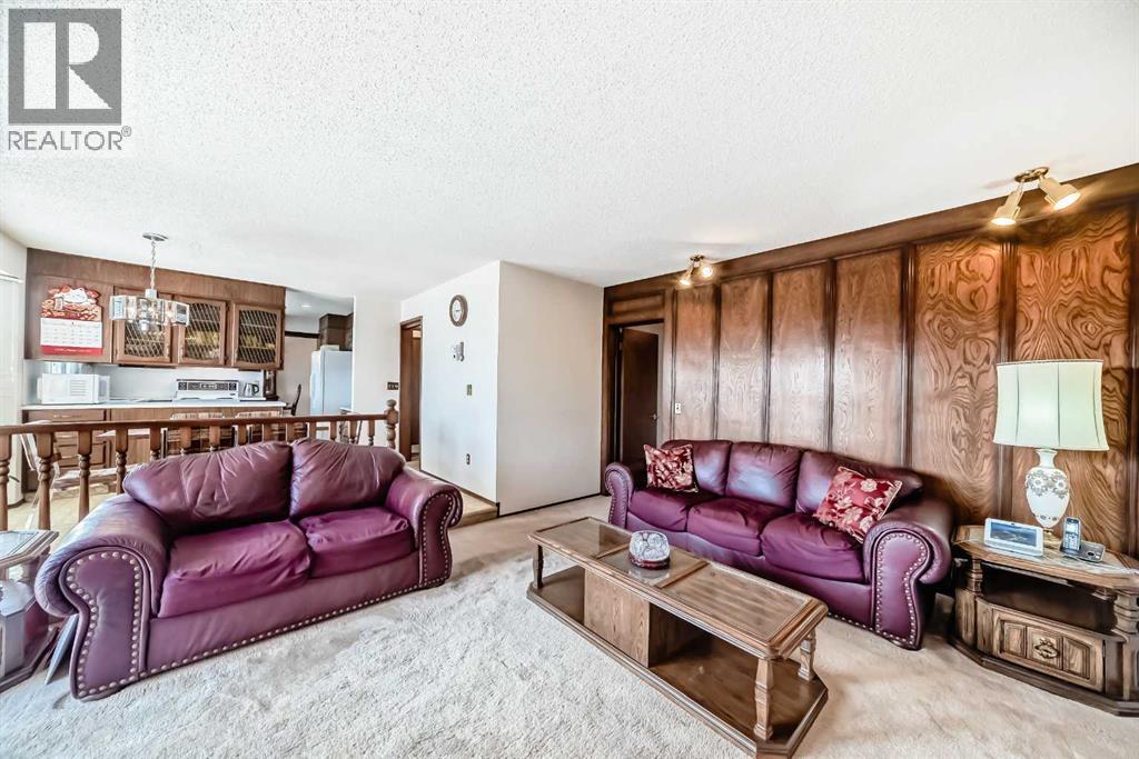 Single Family House for Sale in  Edgeland Bay NW Edgemont Calgary 