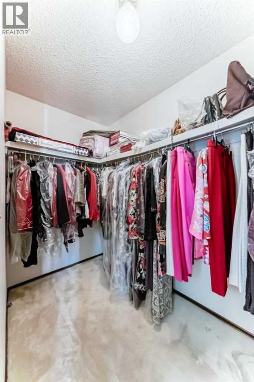 Single Family House for Sale in  Edgeland Bay NW Edgemont Calgary 