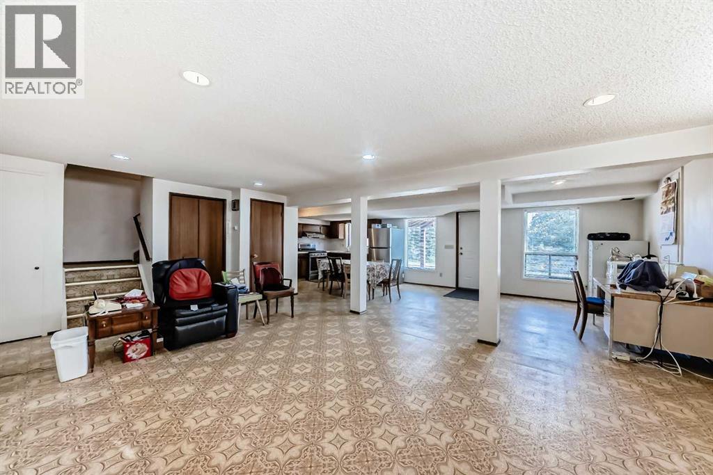 Single Family House for Sale in  Edgeland Bay NW Edgemont Calgary 