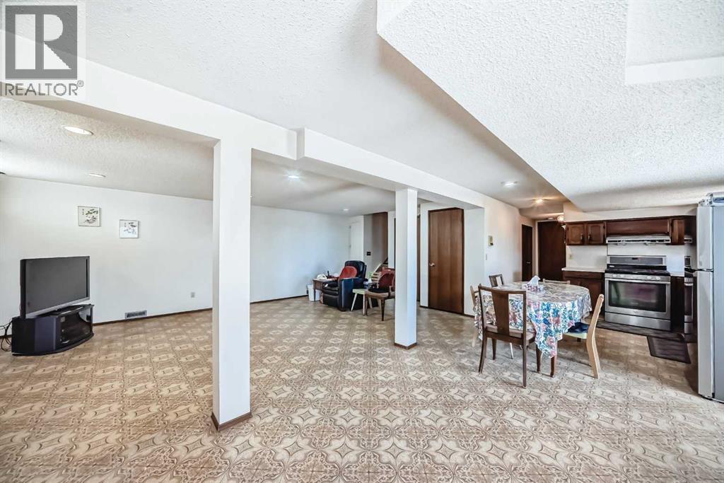 Single Family House for Sale in  Edgeland Bay NW Edgemont Calgary 