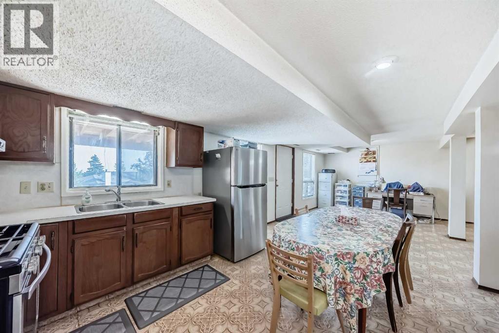 Single Family House for Sale in  Edgeland Bay NW Edgemont Calgary 