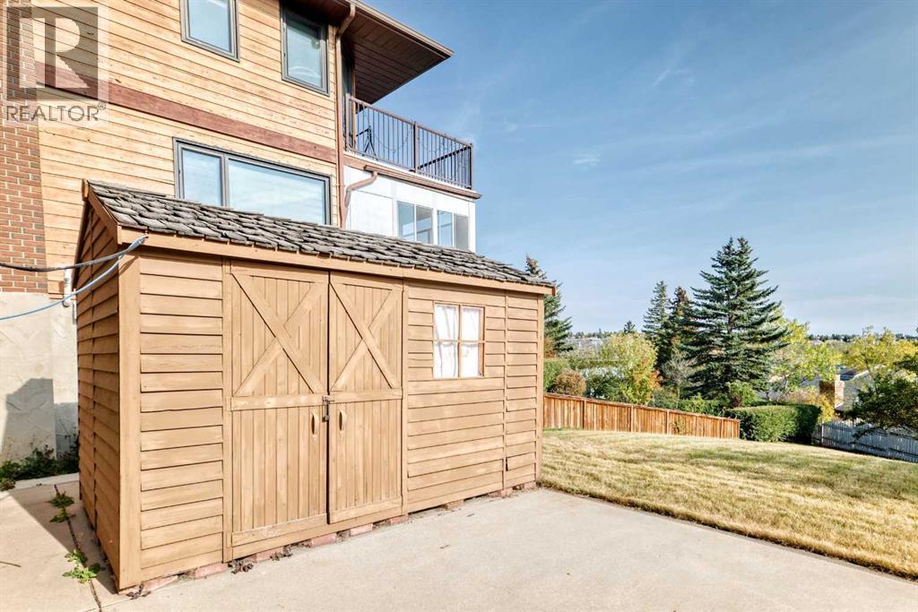 Single Family House for Sale in  Edgeland Bay NW Edgemont Calgary 