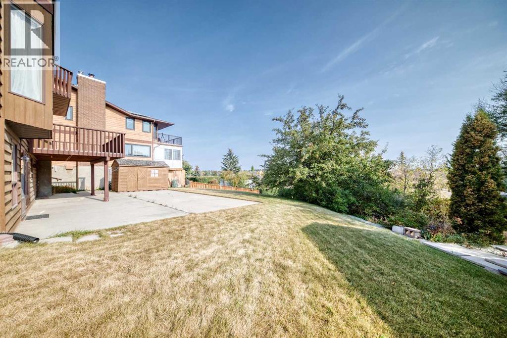 Single Family House for Sale in  Edgeland Bay NW Edgemont Calgary 