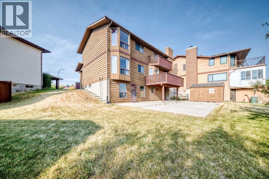 Single Family House for Sale in  Edgeland Bay NW Edgemont Calgary 