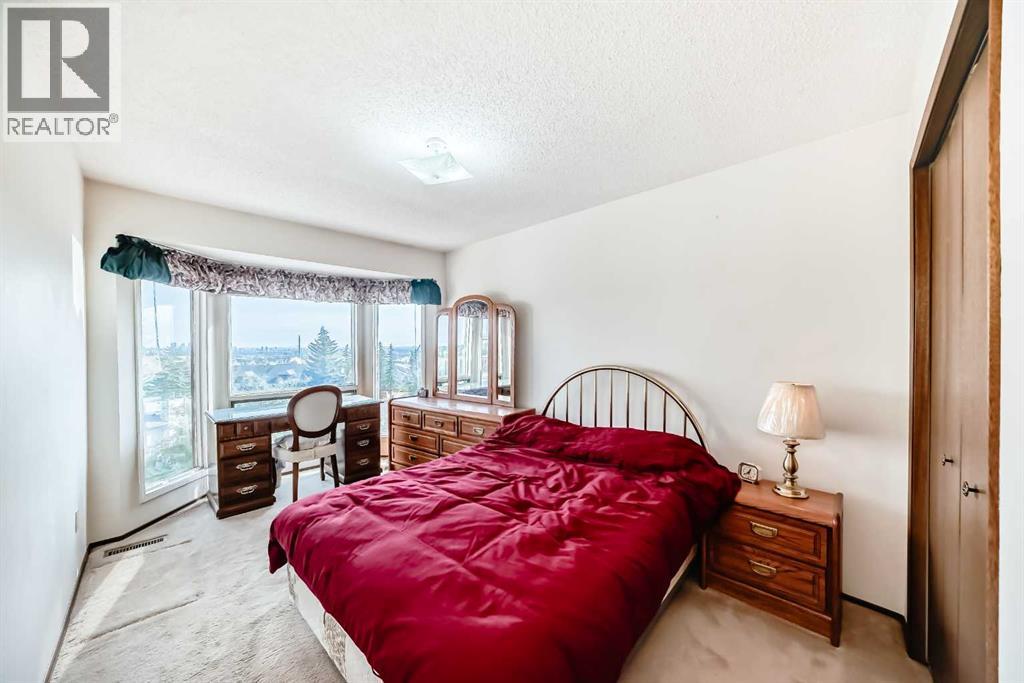 Single Family House for Sale in  Edgeland Bay NW Edgemont Calgary 