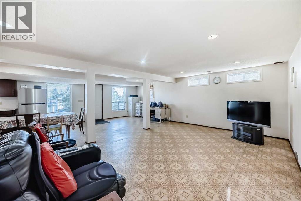 Single Family House for Sale in  Edgeland Bay NW Edgemont Calgary 