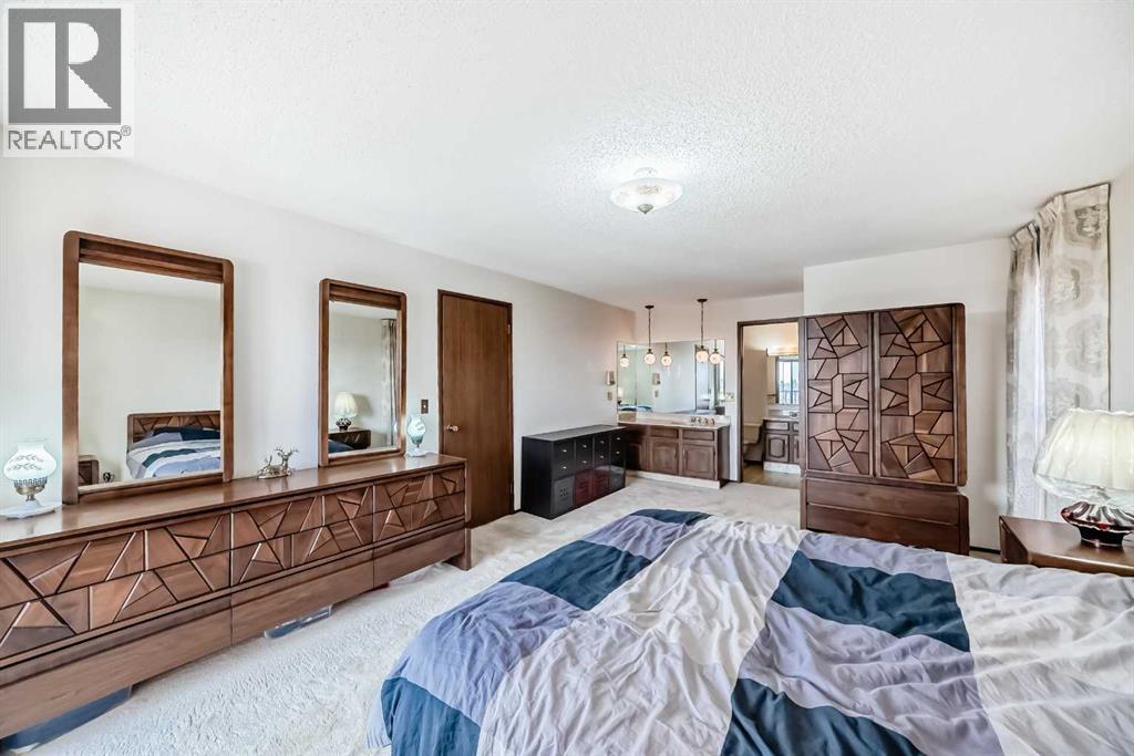 Single Family House for Sale in  Edgeland Bay NW Edgemont Calgary 