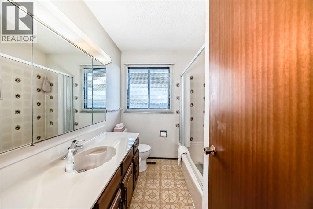 Single Family House for Sale in  Edgeland Bay NW Edgemont Calgary 