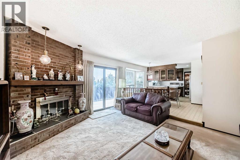 Single Family House for Sale in  Edgeland Bay NW Edgemont Calgary 