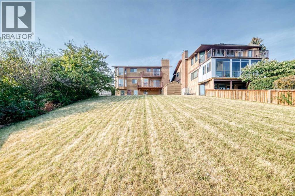 Single Family House for Sale in  Edgeland Bay NW Edgemont Calgary 