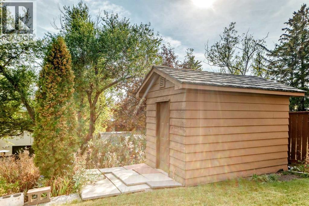 Single Family House for Sale in  Edgeland Bay NW Edgemont Calgary 