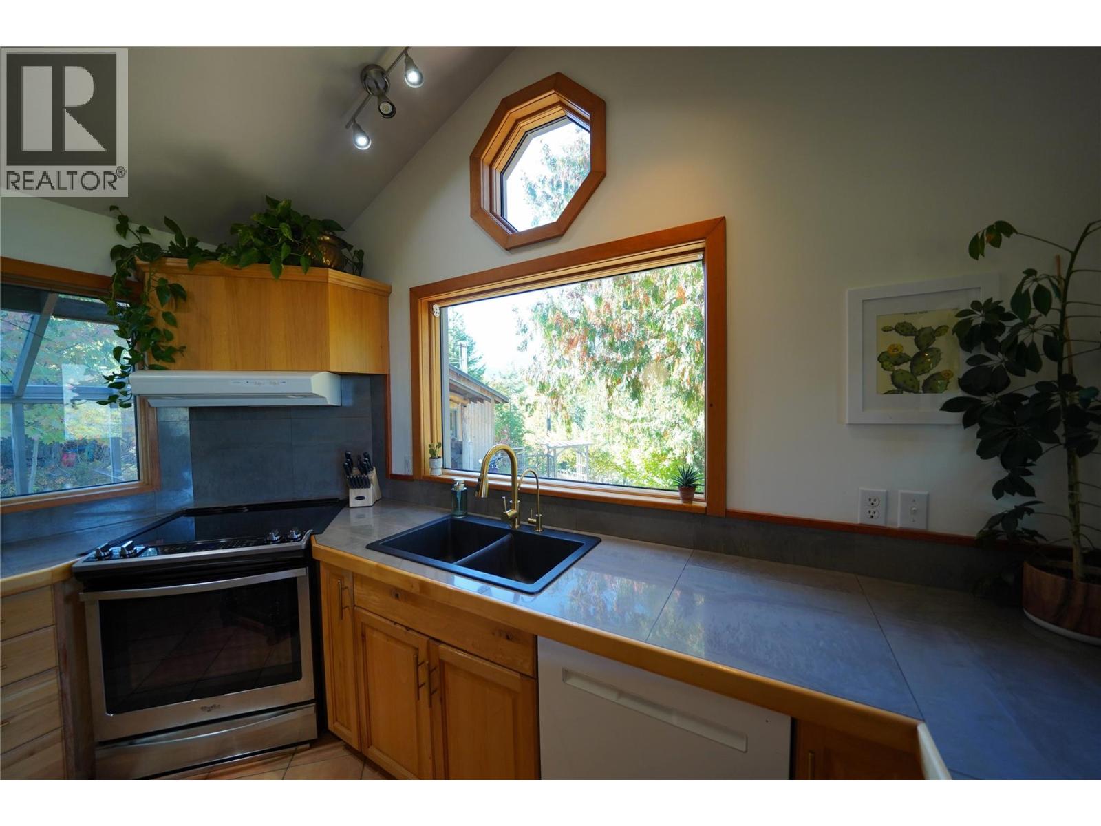 230 Rainbow Ridge Road, Procter