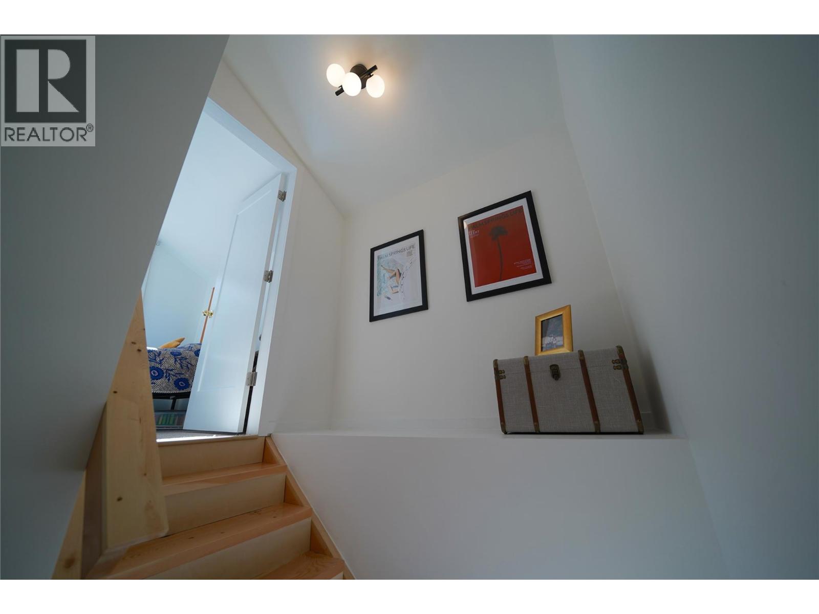 230 Rainbow Ridge Road, Procter