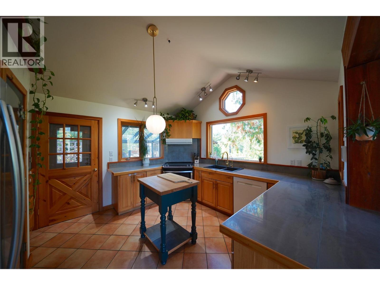 230 Rainbow Ridge Road, Procter