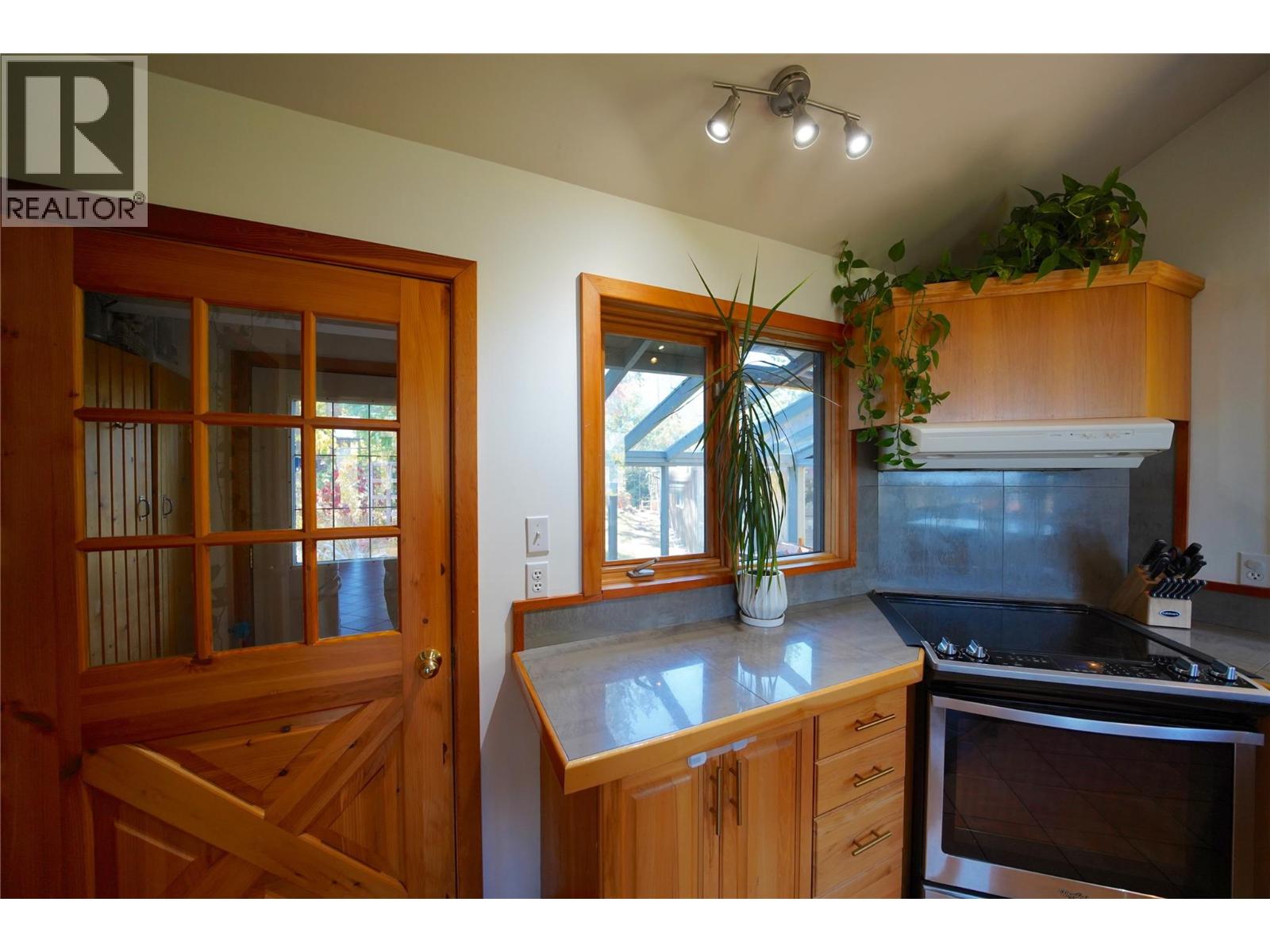 230 Rainbow Ridge Road, Procter