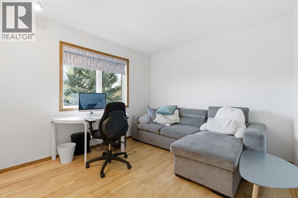 Single Family House for Sale in  Sceptre Close NW Scenic Acres Calgary 