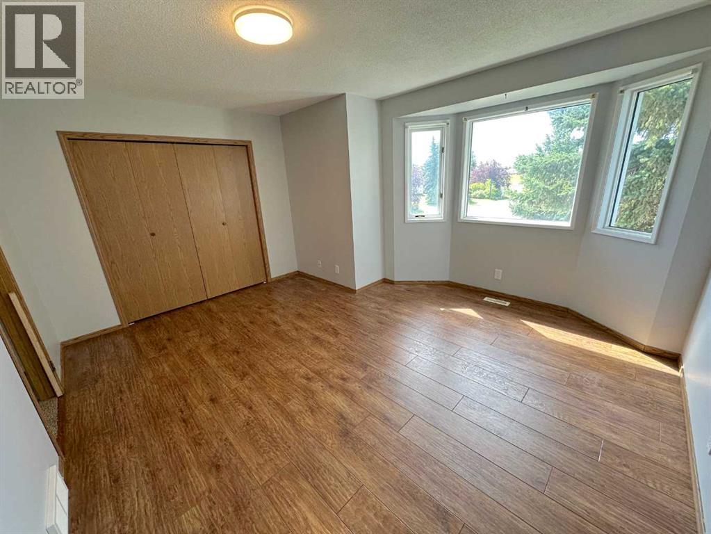 Single Family House for Sale in  Good Crescent Glendale Red Deer 