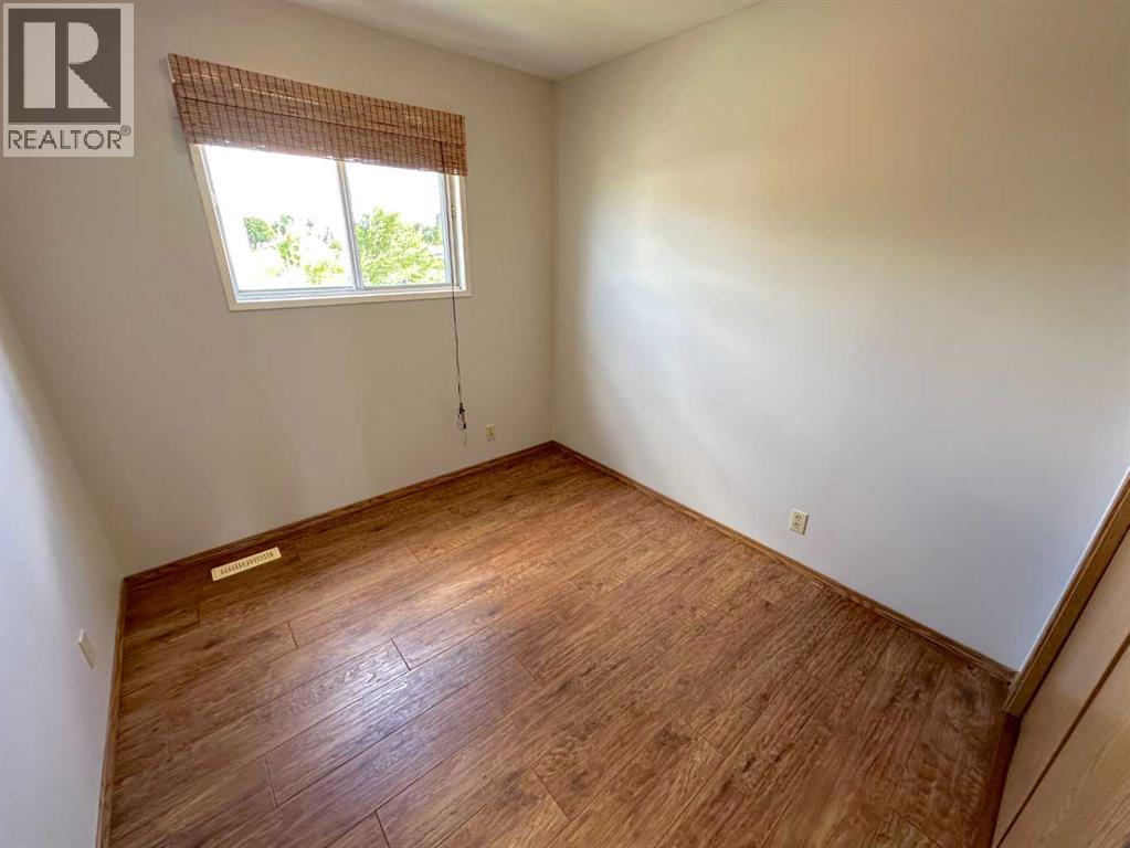 Single Family House for Sale in  Good Crescent Glendale Red Deer 