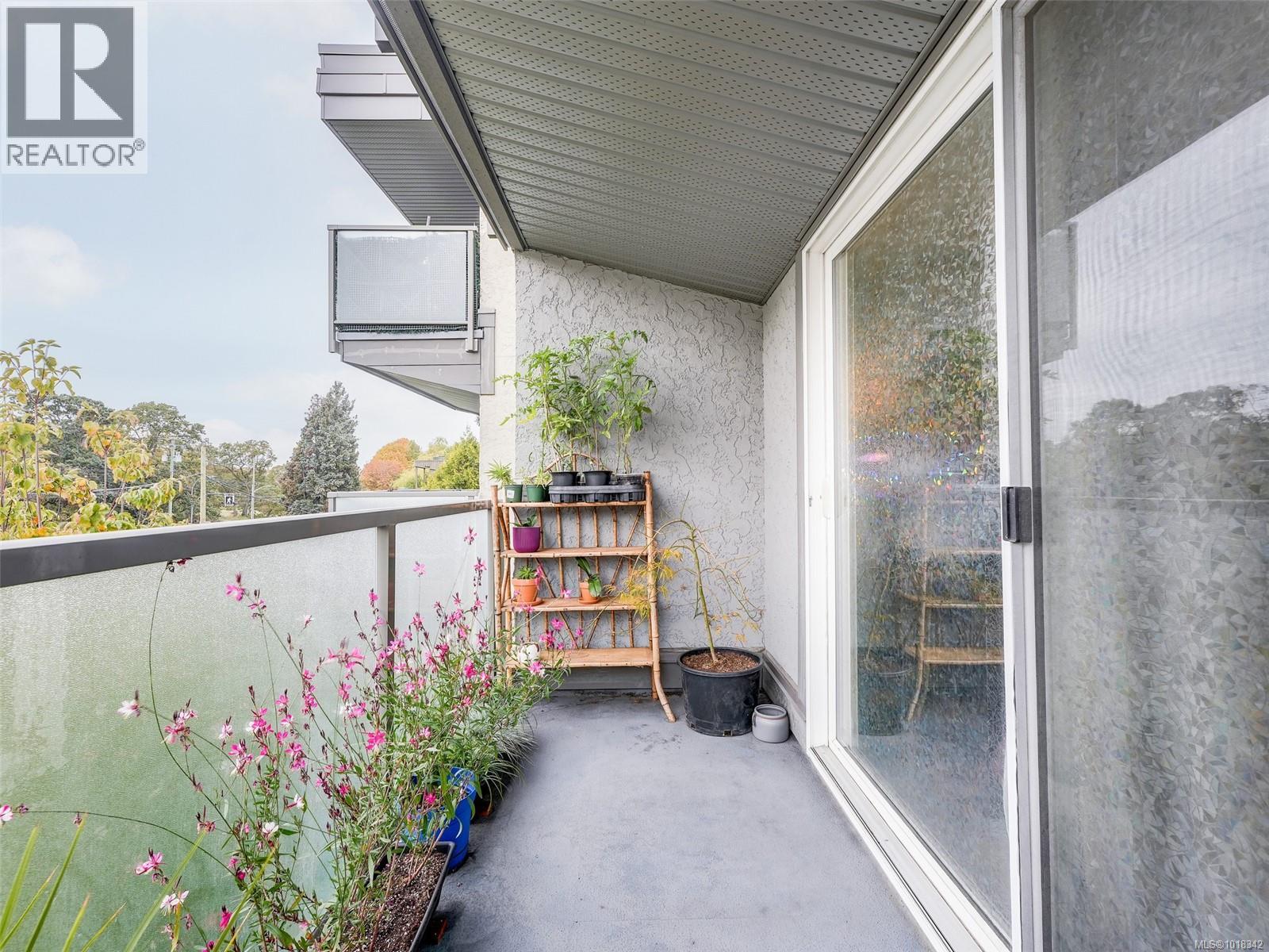 309 1342 Hillside Avenue, Victoria