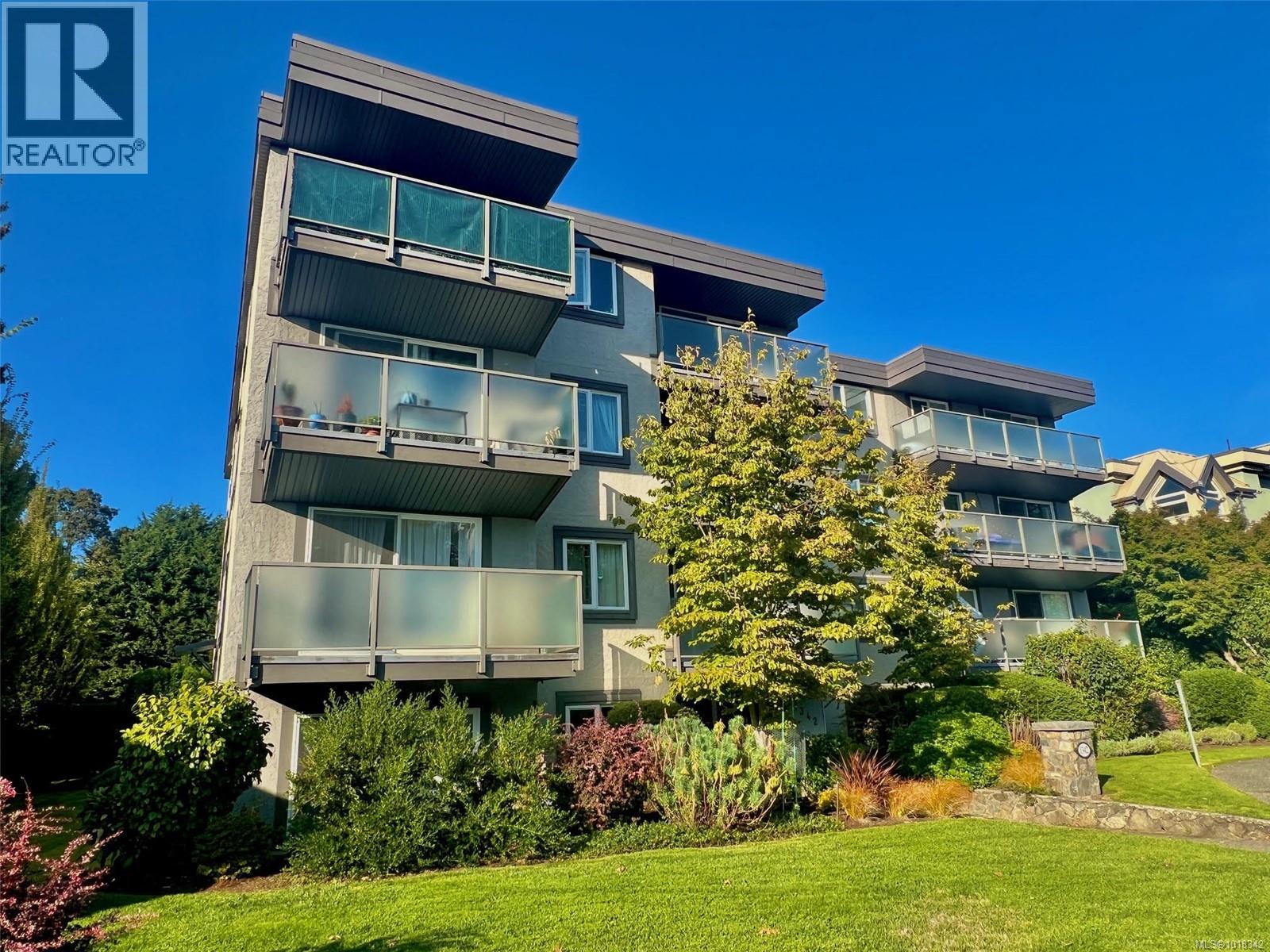 309 1342 Hillside Avenue, Victoria