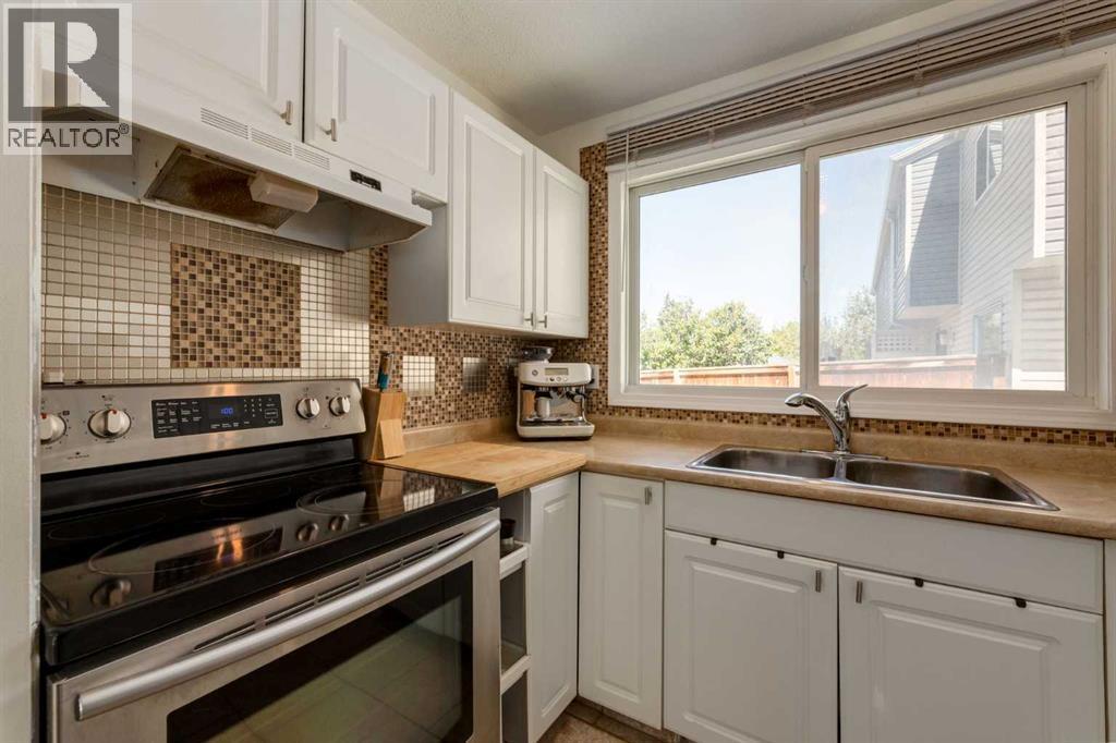 Single Family House for Sale in   Pensacola Crescent SE Penbrooke Meadows Calgary 