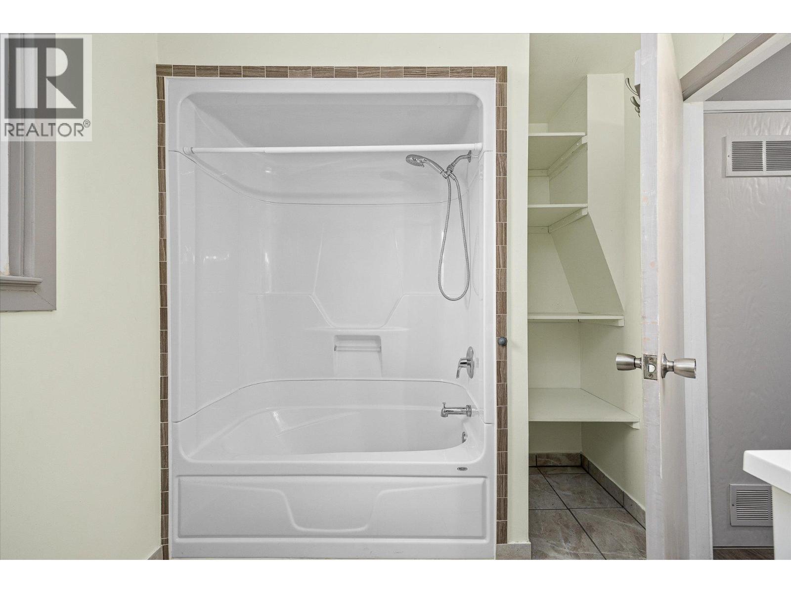  836 Cawston Avenue, Kelowna