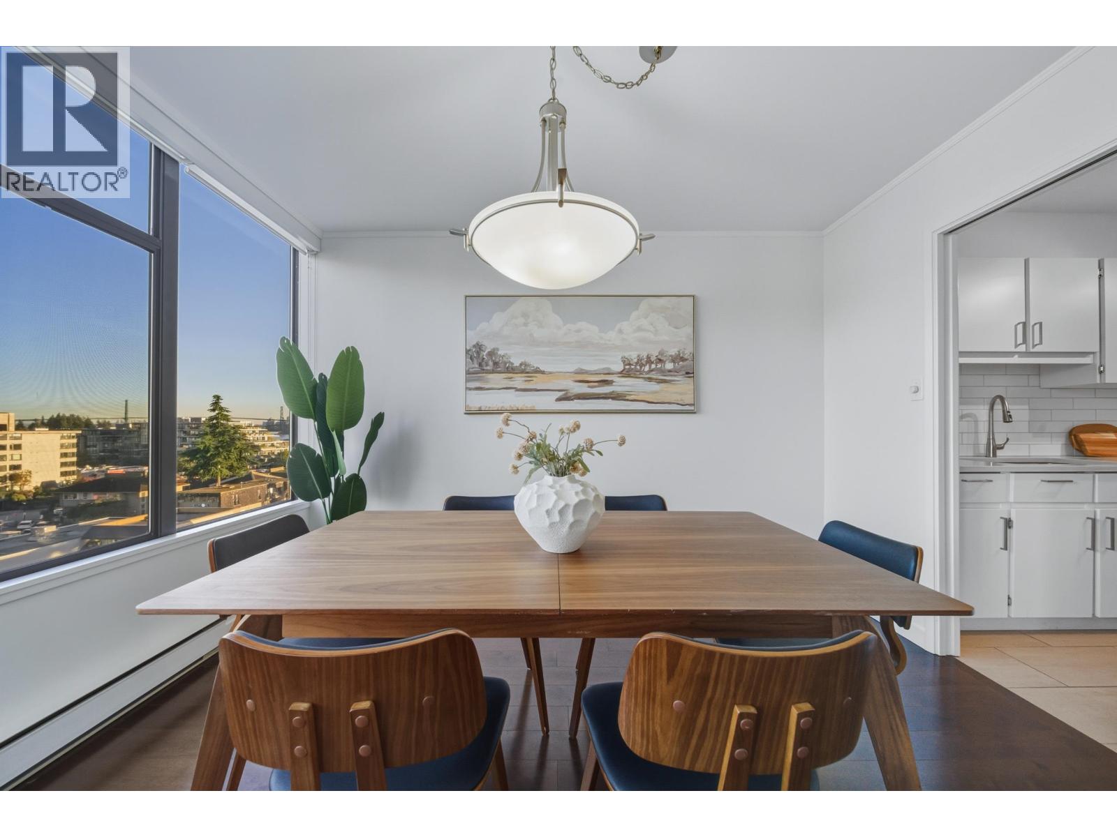 704 1480 DUCHESS AVENUE, West Vancouver