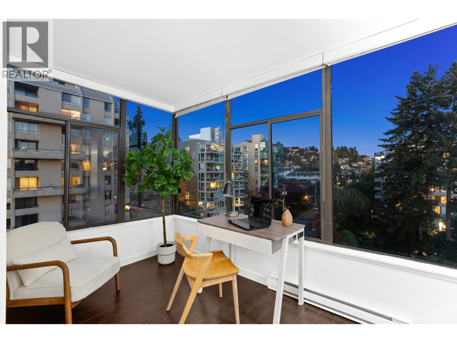 704 1480 DUCHESS AVENUE, West Vancouver