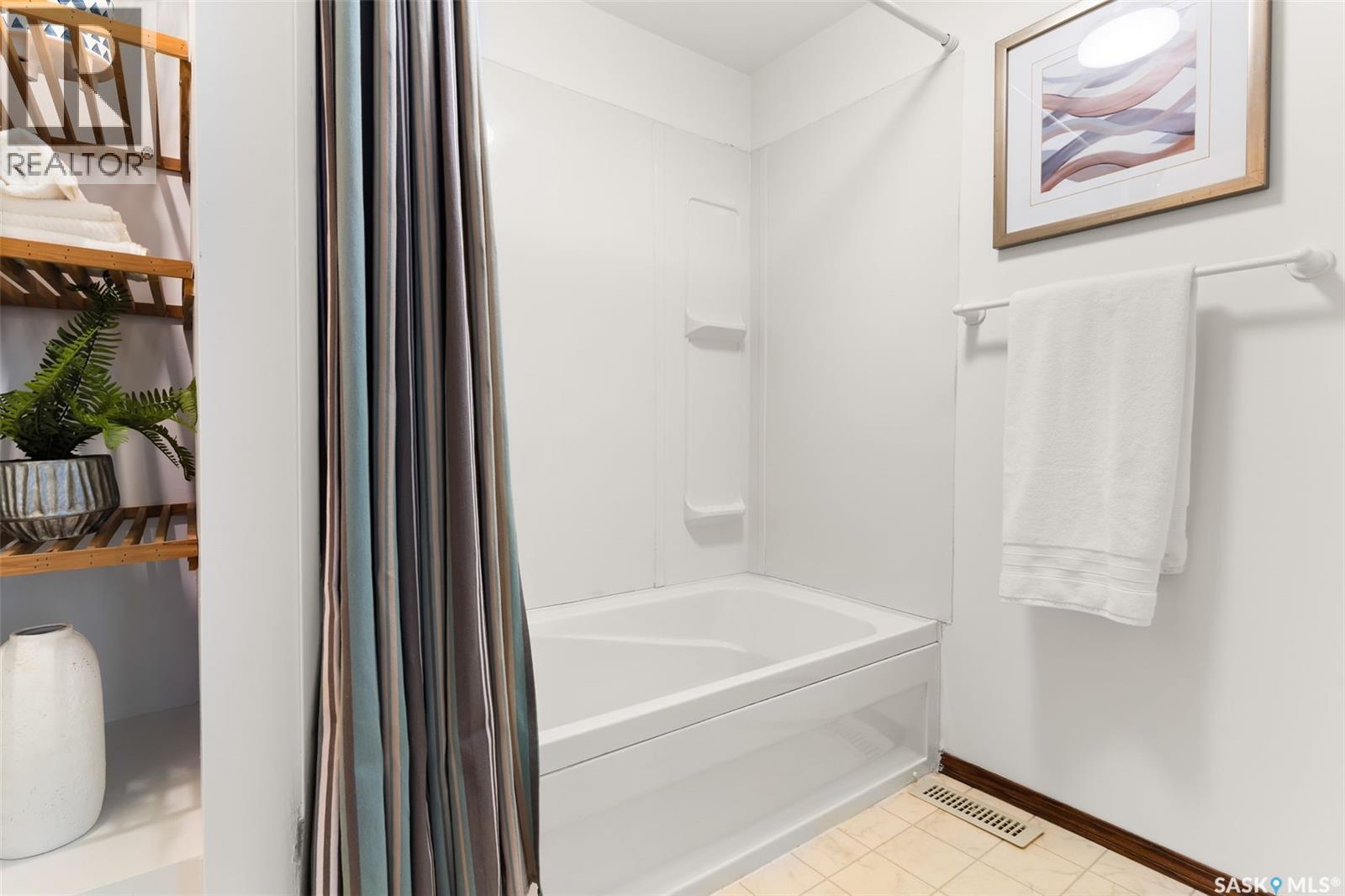 Single Family House 2 Level for Sale in  Odin WALK Regina 