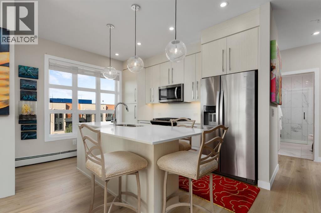 Fabulous kitchen with built-in quartz tabletop