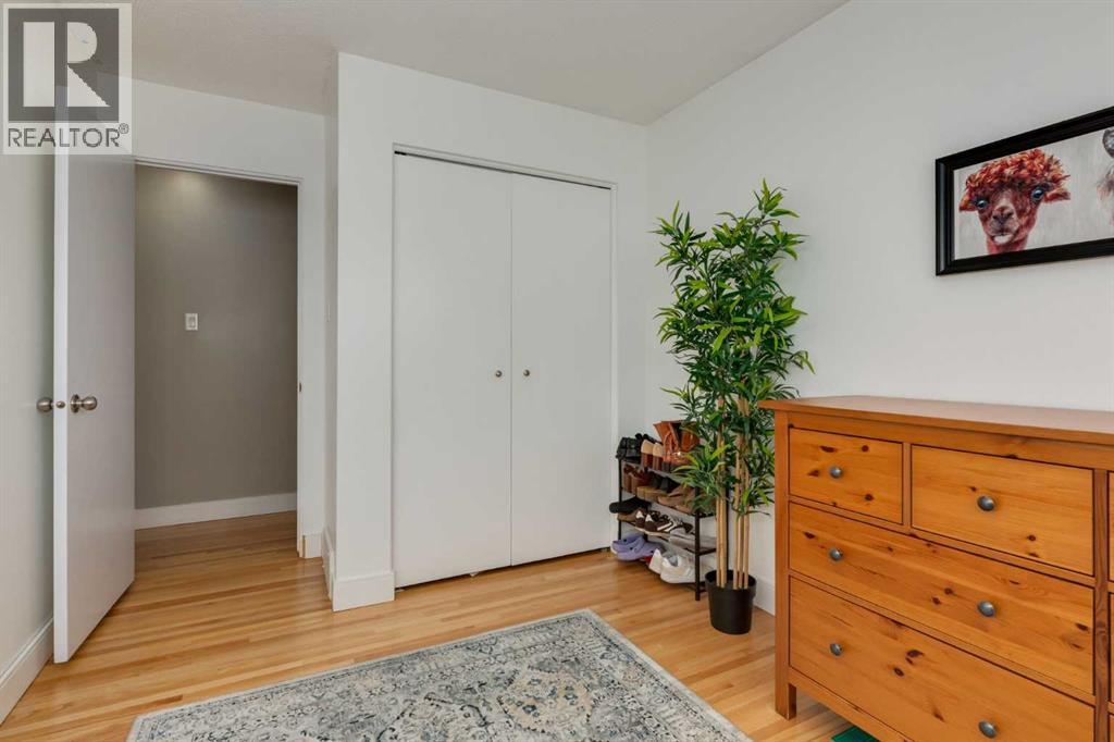 Single Family House 4 Level for Sale in  Lake Emerald Crescent SE Lake Bonavista Calgary 