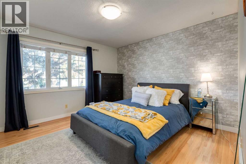 Single Family House 4 Level for Sale in  Lake Emerald Crescent SE Lake Bonavista Calgary 