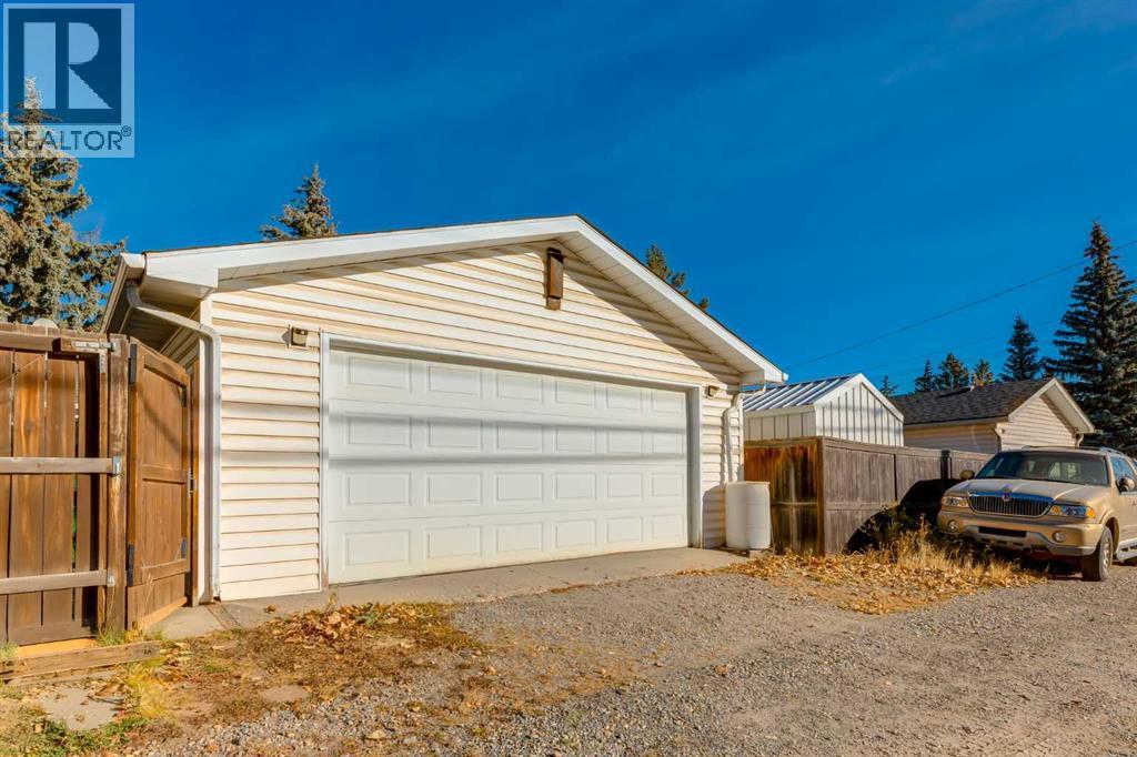 Single Family House 4 Level for Sale in  Lake Emerald Crescent SE Lake Bonavista Calgary 