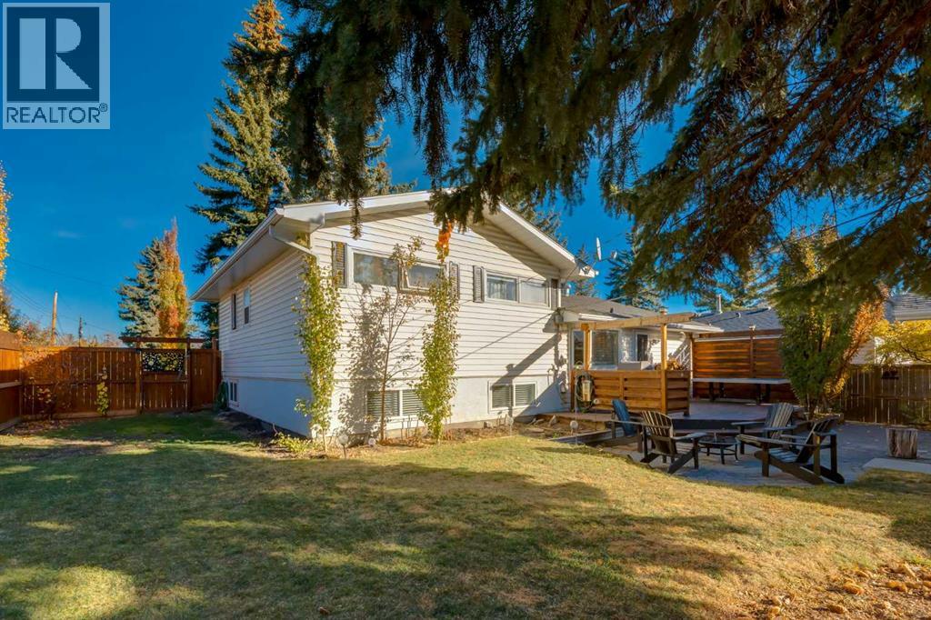 Single Family House 4 Level for Sale in  Lake Emerald Crescent SE Lake Bonavista Calgary 