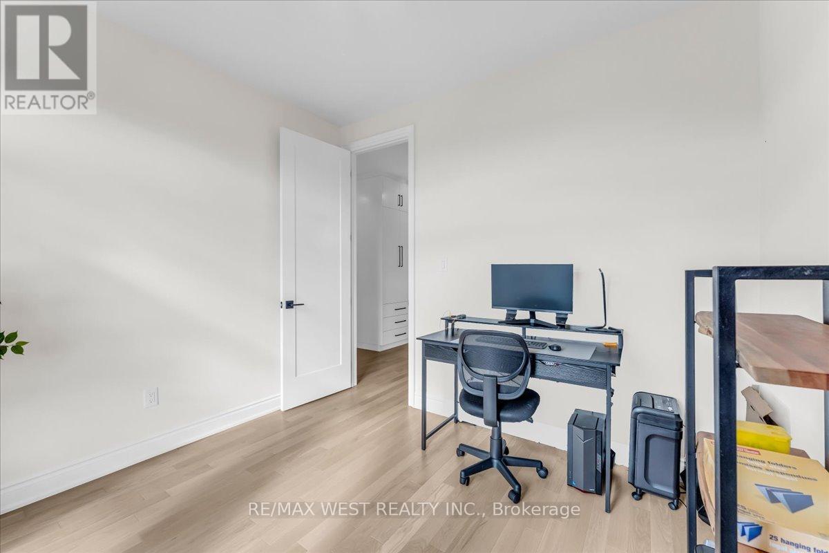 16 JANES CRESCENT - 27